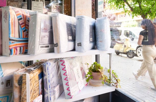 Sección del escaparate de la tienda con nórdicos de muestario