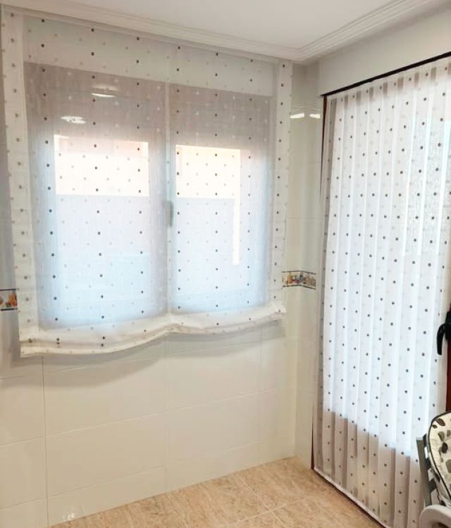 Imagen de una estantería de la tienda de blanco la guía con muchas toallas de colores