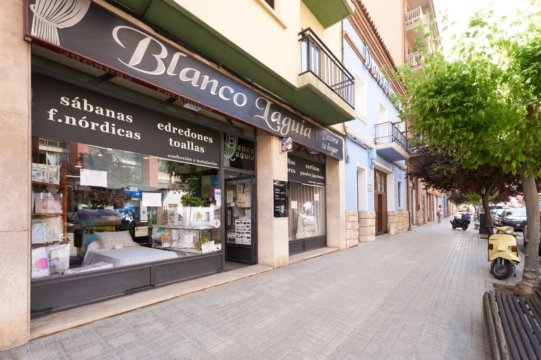 Imagen del exterior de la tienda con vistas al escaparate desde la calle