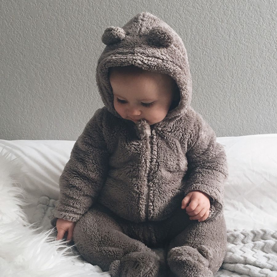 bebé en la cama con pijama puesto 