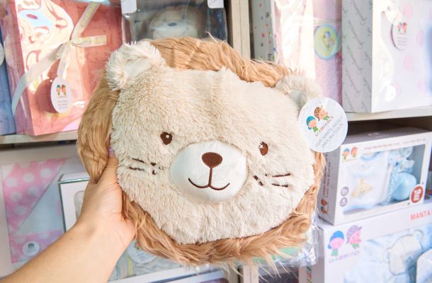 león de peluche  en la sección de bebés de blanco la guía