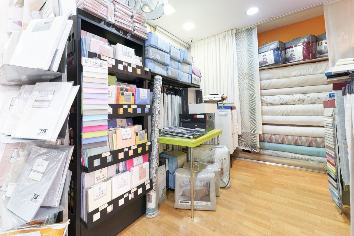 Tienda por dentro con vista a la zona de telas, cortinas y dormitorio