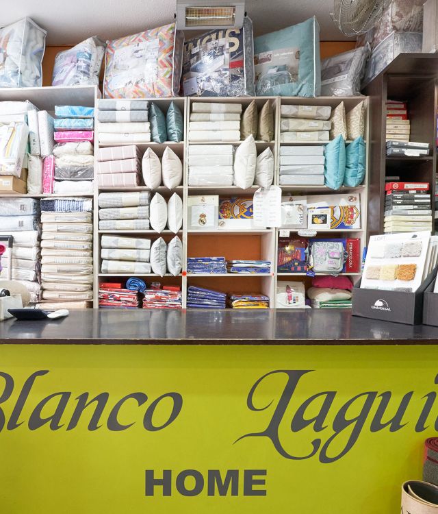Imagen de la tienda de blanco la guía por dentro con variedad en telas