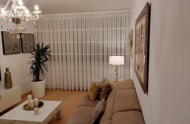 Zona de almohadas con colores y formas divertidas
