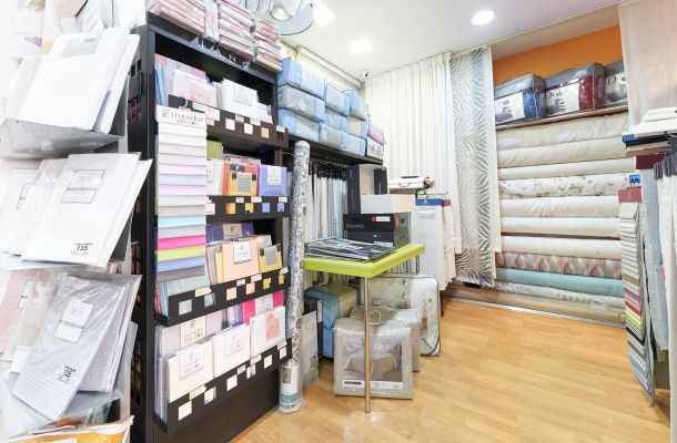 estantería con productos oficiales de marcas de fútbol 