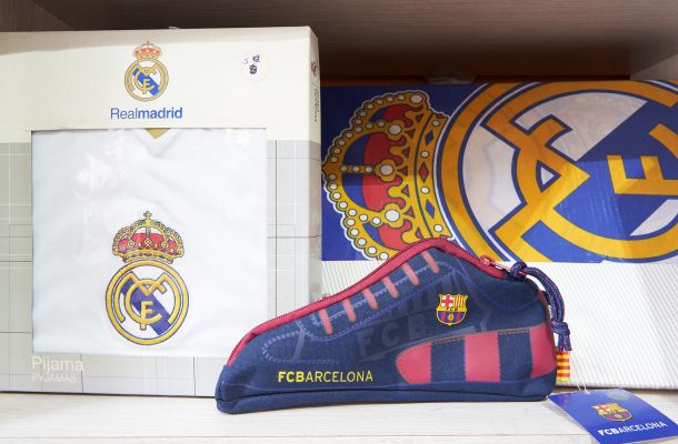estantería con productos oficiales de marcas de fútbol 