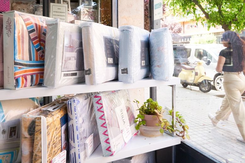 Vista del mostrador de la tienda en el apartado de sabanas y dormitorio
