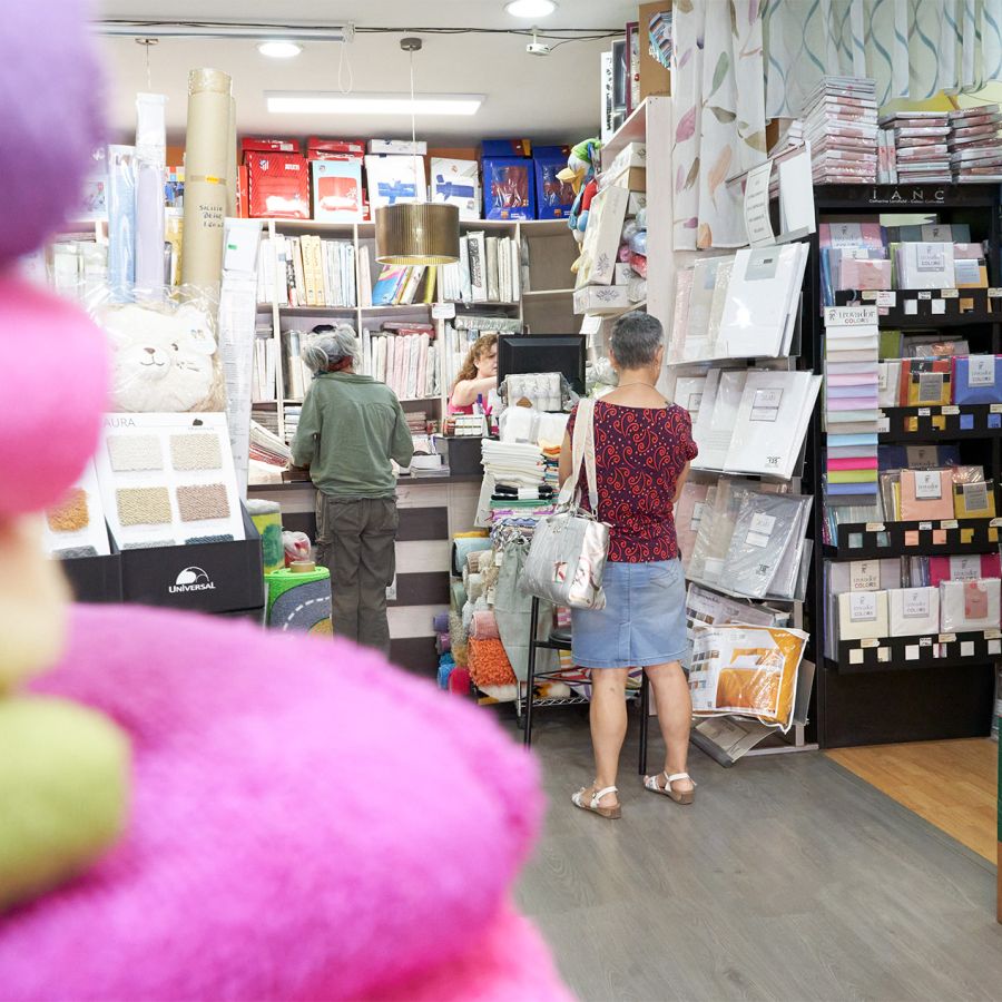Vista de la tienda por dentro con todos los productos y clientas comprando
