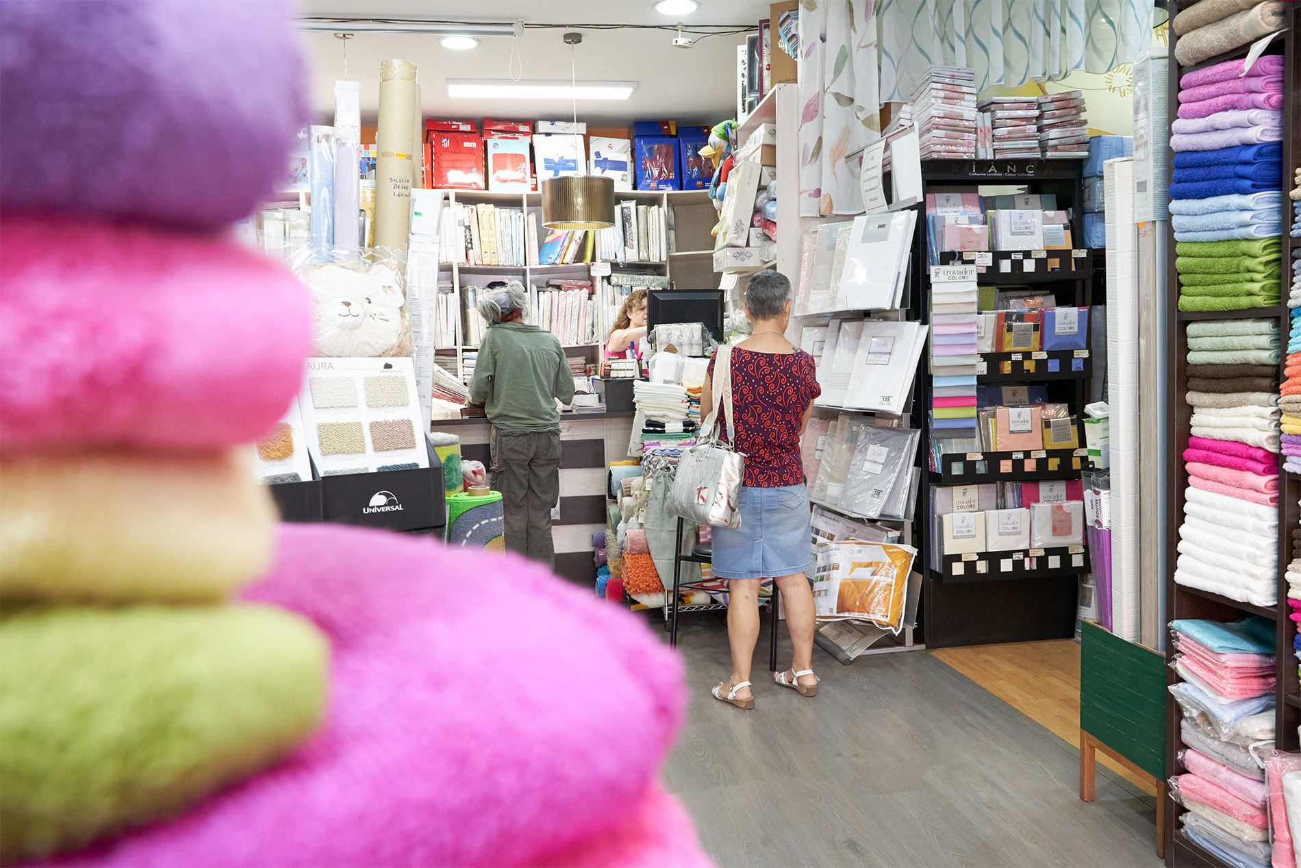Vista panorámica de la tienda con clientas comprando