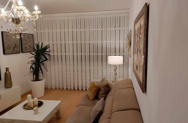 Zona de almohadas con colores y formas divertidas
